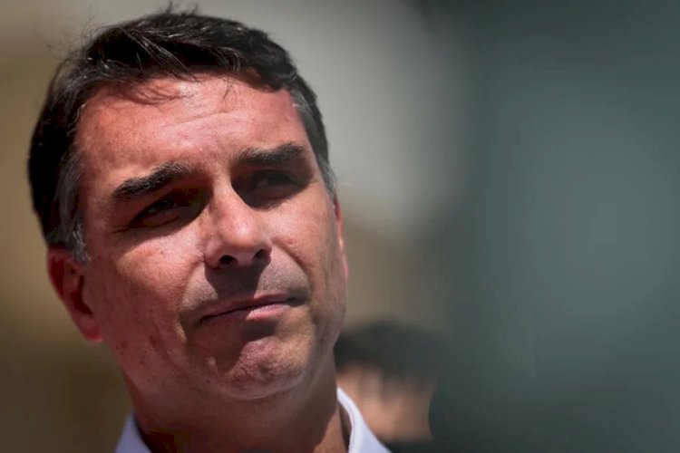 Tiro pela culatra? Flávio Bolsonaro pede apoio usando 